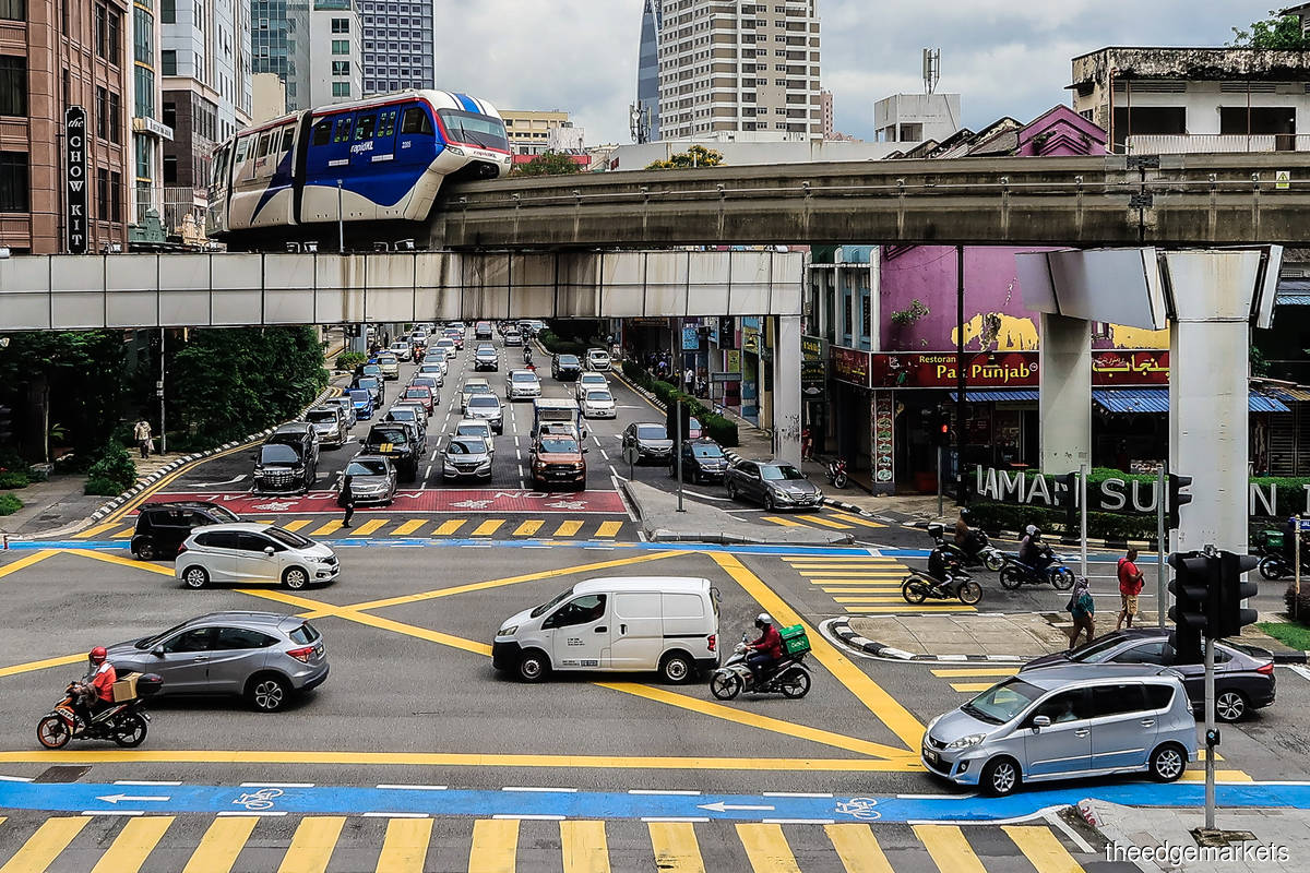 Daily life in Kuala Lumpur. Tengku Zafrul has said that Malaysia’s economic growth may surpass the official estimate of between 5.3% and 6.3% for 2022. (Photo by Zahid Izzani Mohd Said/The Edge)